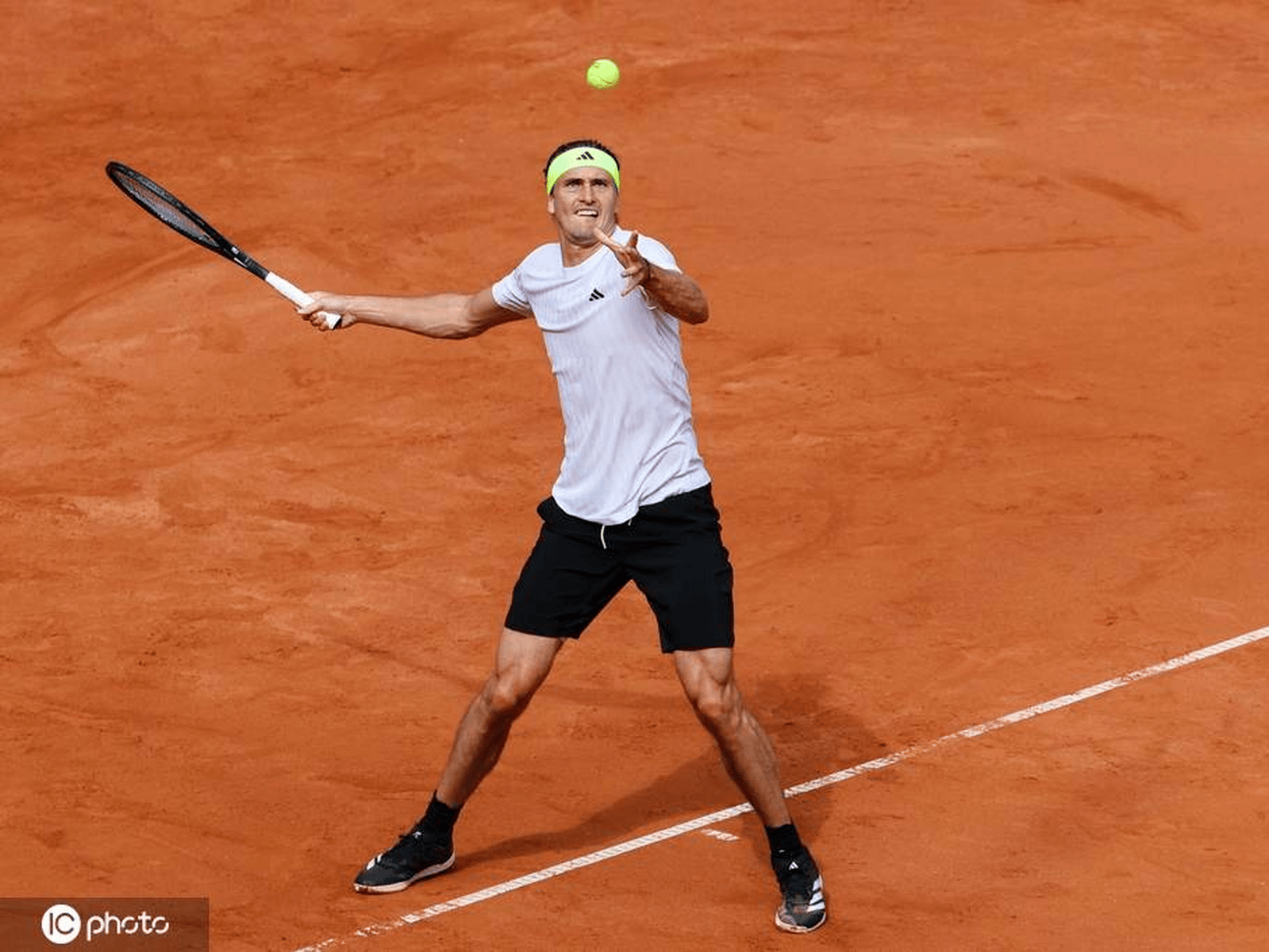 德国网球队险胜意大利网球队，兹维列夫爆发神勇的简单介绍